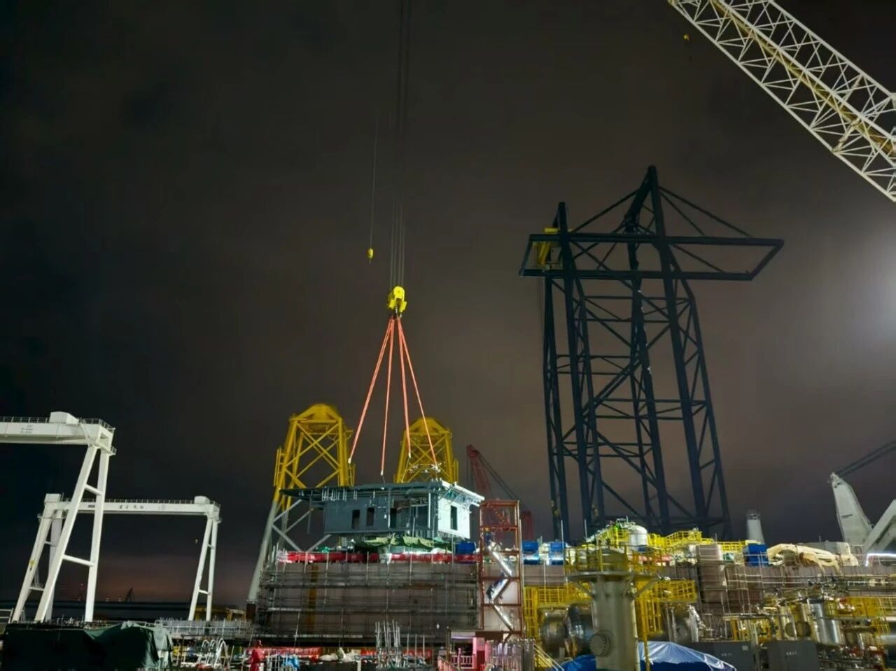 國(guo)慶中(zhong)秋不停歇 一(yi)線(xiàn)奮戰顯擔當——洛克石油涠洲10-3油田西區(qu)平檯(tai)建(jian)造(zao)現(xian)場(chang)紀實